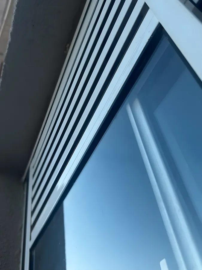 Detalhe de perfil de alumínio preto